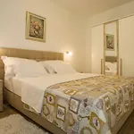 Apartman Lenka- *